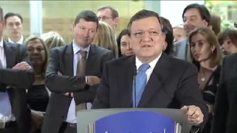 La stretta di mano tra Barroso e Juncker