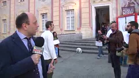 Genova si scopre affettuosa con i genovesi, flash mob di baci e abbracci a De Ferrari