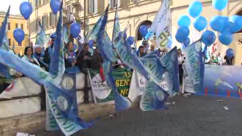 La protesta degli infermieri davanti a Montecitorio