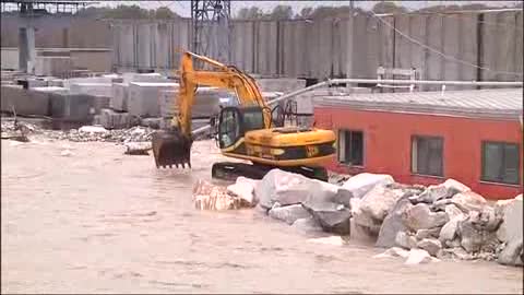 Le immagini dell'esondazione di un fiume a Carrara