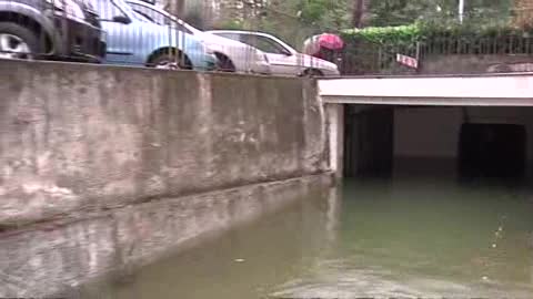 Allerta, le mareggiate allagano Cogoleto e portano detriti sulla spiaggia