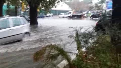 Nubifragio a Roma, macchine quasi bloccate in zona San Paolo