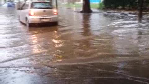 Nubifragio a Roma, strade allagata