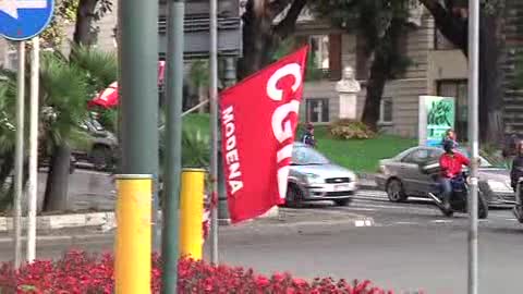 Quattro cortei a Genova per lo sciopero generale della Cgil 