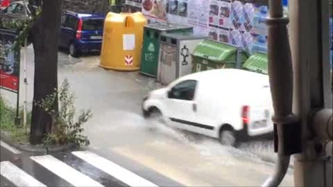 Fiume d'acqua in via Bertuccioni nella zona di Marassi