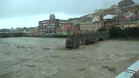 Il torrente Bisagno da Piazza Manzoni, paura nella zona