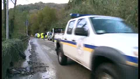 Alluvione, a Voltri in via delle Fabbriche si spala il fango