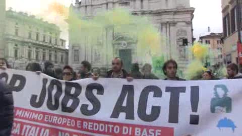 Jobs act, lanci di uova e fumogeni fuori dal Senato