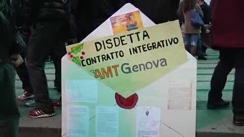 La protesta degli autisti Amt in piazza de Ferrari sotto..l'albero