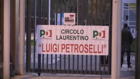 Contestazione a Marino durante assemblea del Pd a Laurentino 38