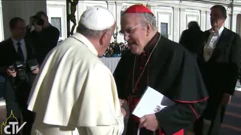Il Papa compie gli anni, a San Pietro i fedeli gli cantano tanti auguri