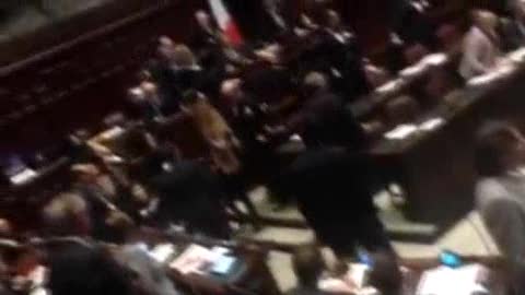 Legge di Stabilità alla Camera, il M5s occupa i banchi dell'aula (immagini)