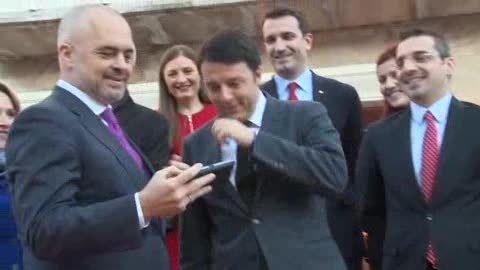 Selfie di Renzi in Albania con il premier Rama (immagini)