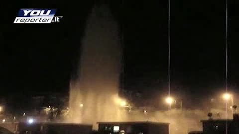 Si rompe tubatura dell'acqua, geyser in piena strada