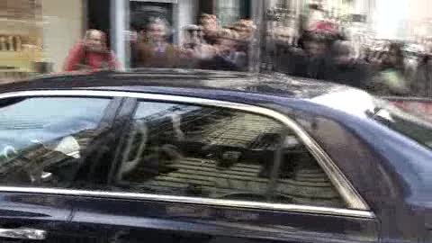 Napolitano arriva a casa e saluta con il cappello