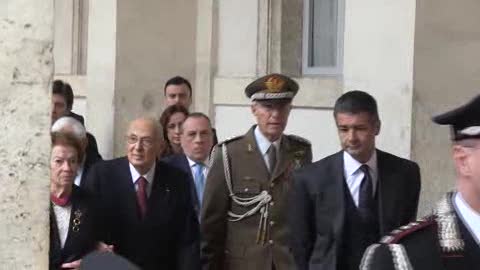 Napolitano lascia il Quirinale. Inno d'Italia e dono della bandiera