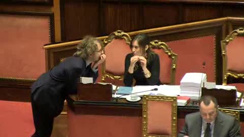Ministro Boschi in Aula mai sola, tutti parlano con lei (immagini)