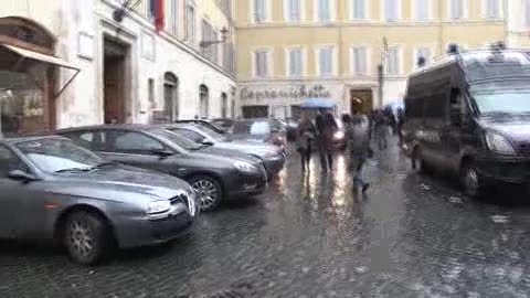 Quirinale, deputati contestati fuori da Montecitorio (immagini)