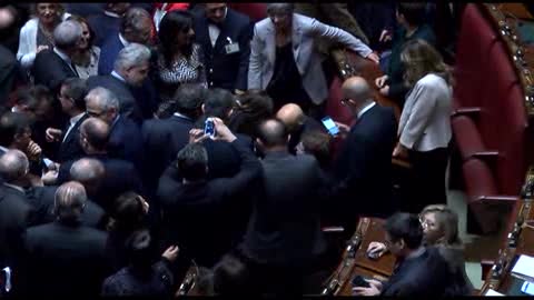 Quirinale, Napolitano in Aula: tutti fanno selfie con lui