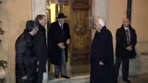 Mattarella, passeggiata a Roma e incontro con Napolitano 