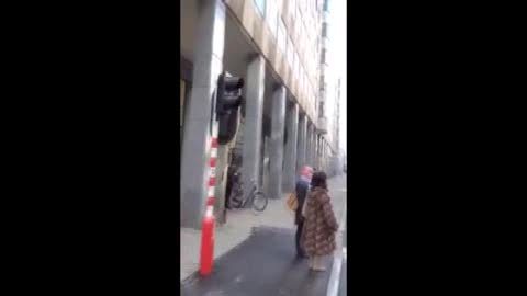 Allarme bomba, auto sospetta davanti al Parlamento europeo (immagini)