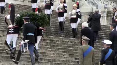 Mattarella, omaggio all'altare della patria e frecce tricolori