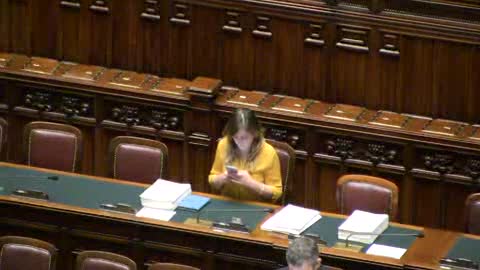 Il ministro Boschi messaggia in Aula con smartphone e tablet