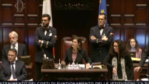 Bagarre alla Camera, Boldrini espelle deputati M5S