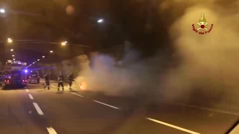 A26, auto prende fuoco in galleria: le immagini