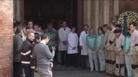 Funerale Ferrero, il lungo applauso all'uscita della bara