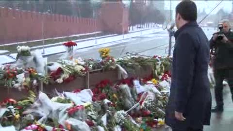 Mosca, Renzi depone fiori sul luogo dell'assassinio di Nemtsov
