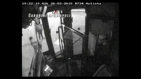 Napoli, vandalizzano bus per noia