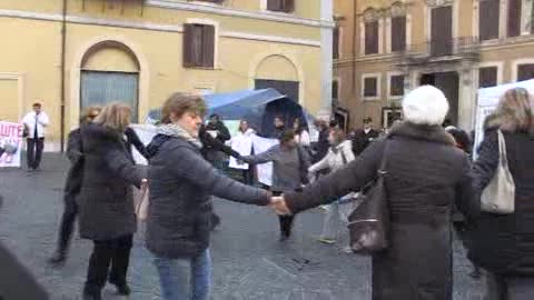 Bare davanti a Montecitorio, la protesta delle cliniche private