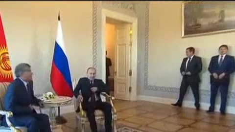 Russia, Putin riappare in pubblico: le immagini