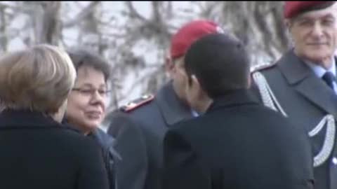 Merkel e Tsipras a Berlino, sorrisi sul tappeto rosso (immagini)