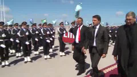 Renzi a Tunisi al corteo per ricordare le vittime della strage al museo Bardo