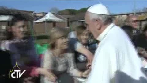 Il Papa a Rebibbia: l'abbraccio con i detenuti