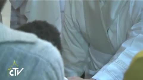 Papa lava i piedi a Rebibbia, due detenute si commuovono
