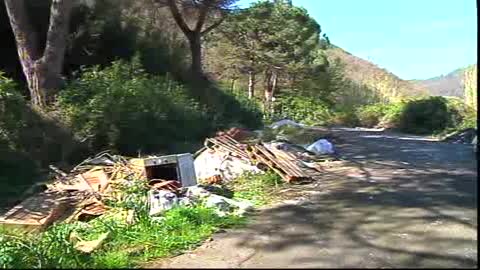 La Spezia, discarica a cielo aperto lungo la Litoranea