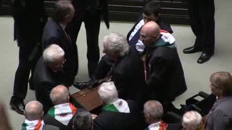 Anniversario Liberazione, Mattarella saluta i partigiani in aula a Montecitorio