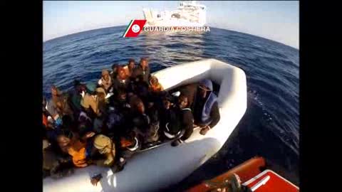 Soccorso della Guardia Costiera a barcone con 301 persone