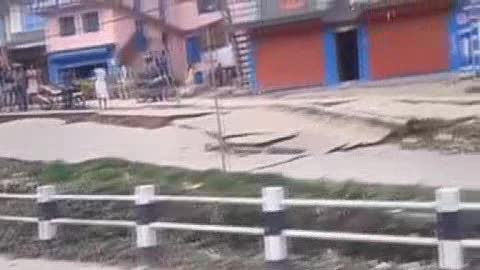 Nepal, le strade distrutte dal terremoto 