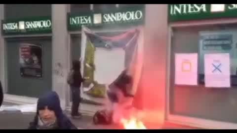 No Expo, scontri a Milano: auto in fiamme e banche assaltate