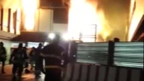 Incendio a Fiumicino, le fiamme divampano