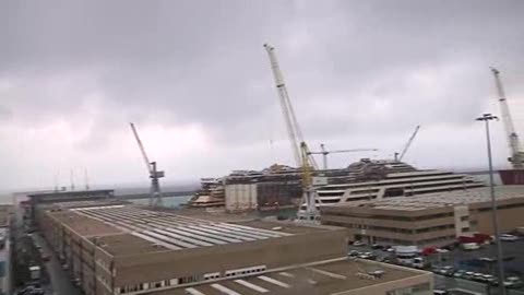 Concordia, i turisti fotografano il relitto dal lungomare