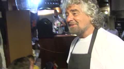 Beppe Grillo cameriere per raccogliere fondi 