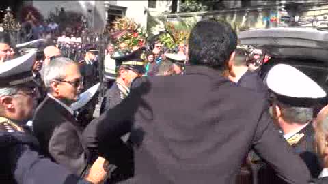 Strage di Napoli, funerale del vigile ucciso: le immagini