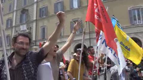 Scuola, Sel: pugni alzati insieme ai manifestanti contro ddl