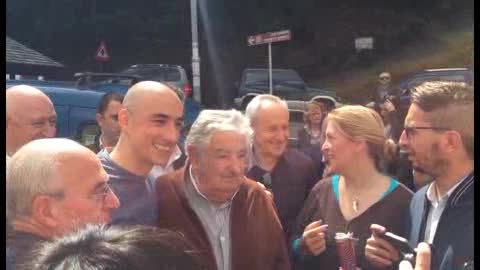 Il sindaco chiede l'elemosina, e in piazza spunta Mujica