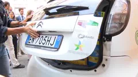 M5s consegna al Senato scatoloni con firme per uscire dall'euro